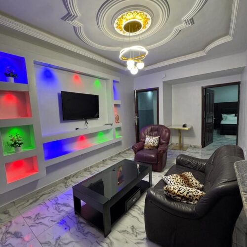 2 Bedrooms Flat 003 Buea Classic Apartment Suite in Buea Luxury lodge in Buea Southwest Region Family-friendly accommodation in Buea Buea vacation rental near Mount Cameroon Relaxing lodge in Buea for first-time visitors